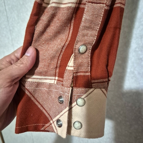 Wrangler Retro Tan and Cream Plaid Shirt..SIZE:M - Picture 7 of 12